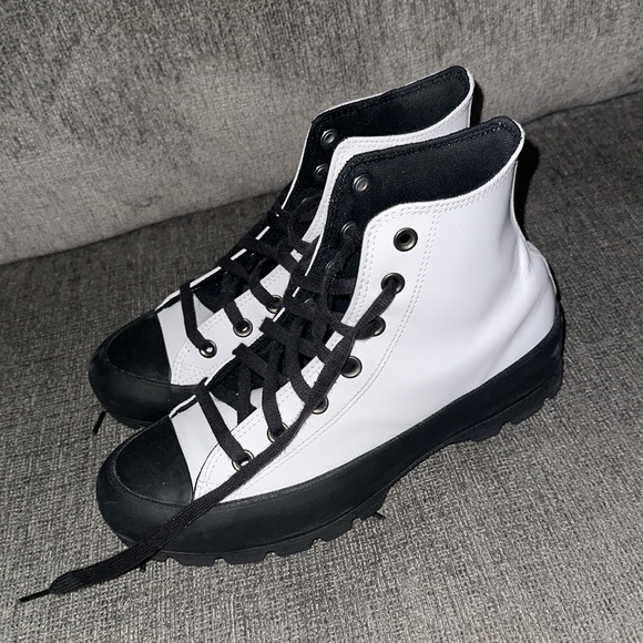 Converse - LIKE NEW - Picture 4 of 7